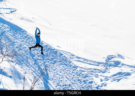 L'Allemagne, la Bavière, l'homme sportif qui s'étend dans la neige en hiver Banque D'Images