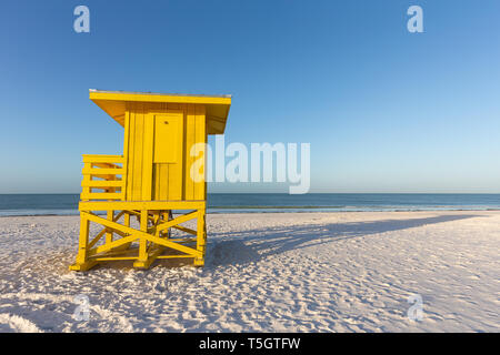 Lifeguard jaune mât sur une plage au petit matin. Copie de l'espace dans le ciel si nécessaire. Banque D'Images