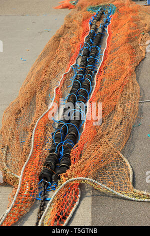 Les filets de pêche fixés dans le cadre des préparatifs de la journée de travail Banque D'Images