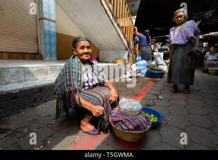 Guatemala personnes - deux femmes âgées au marché, la ville de Santiago Atitlan, Guatemala, Amérique Centrale Banque D'Images