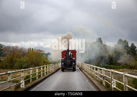 Un moteur de traction cabines remorquage fonctionne sa chemin de la gorge Waimakariri Road en direction de Sheffield, Nouvelle-Zélande Banque D'Images