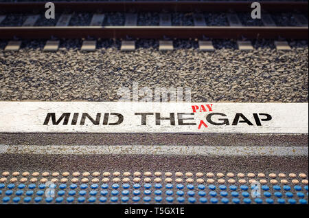 Écart de rémunération, l'esprit de l'écart de rémunération entre l'inégalité graffiti employés et employeurs payer concept - droit Banque D'Images