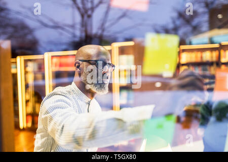 Portrait à la plume sur images sur la vitre d'encollage Banque D'Images
