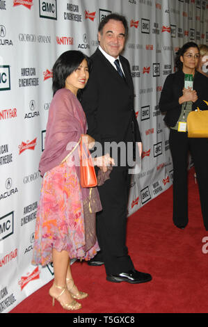 LOS ANGELES, CA. 13 octobre 2006 : OLIVER STONE & épouse bien-JUNG JUNG à la 2006 American Cinematheque Gala, George Clooney a été présenté à la 21e Annual American Cinematheque Award au Beverly Hilton Hotel. Photo : Paul Smith / Featureflash Banque D'Images