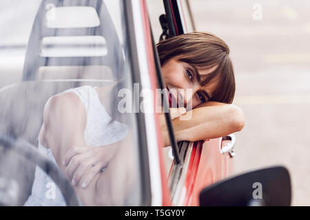 Carefree woman vintage car, smiling Banque D'Images