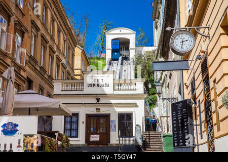 ZAGREB, CROATIE - Avril 2018 : téléphérique historique de lever à la haute ville de Zagreb mis en service en 1890 Banque D'Images