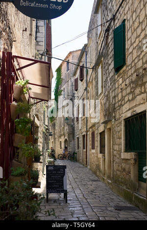 Vieille ville, rue pavées étroites ; seulement pour les piétons, des bâtiments en pierre, Dalmatie Centrale, Stari Grad, Hvar, Croatie, Europe, l'été Banque D'Images