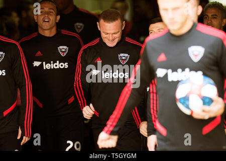 24 avril 2019 : D.C. United Wayne Rooney (9) entre la hauteur à prendre sur Columbus Crew SC dans leur jeu à Columbus, Ohio, USA. Brent Clark Banque D'Images