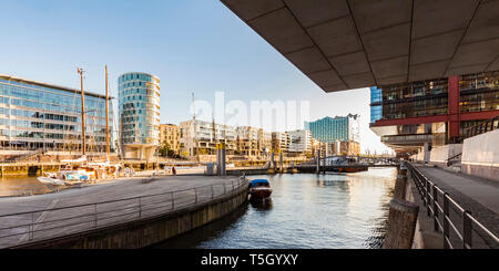 Allemagne, Hambourg, HafenCity, Sandtorhafen et maisons d'habitation modernes Banque D'Images