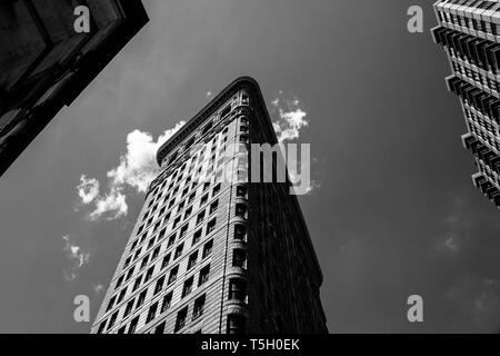 Photo noir et blanc à angle bas du bâtiment Flatiron À New York Banque D'Images