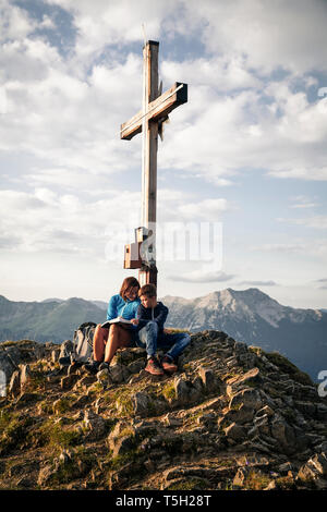 L'Autriche, le Tyrol, la mère et le fils en randonnée avec réserve au sommet Banque D'Images