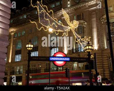 Royaume-uni, Angleterre, Londres, Piccadilly Circus, le métro, le bus, l'éclairage de nuit de Noël Banque D'Images