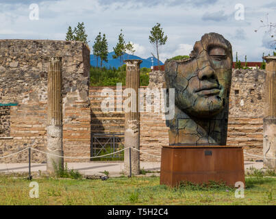 Les sculptures du sculpteur polonais Igor Mitoraj sur l'affichage à l'site archéologique de Pompéi, Campanie, Italie Banque D'Images
