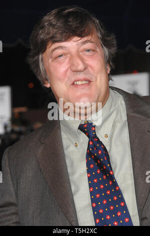 LOS ANGELES, CA. 30 octobre 2006 : Stephen Fry au Los Angeles premiere de 'Stranger que la fiction'. Photo : Paul Smith / Featureflash Banque D'Images