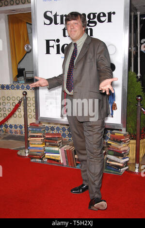 LOS ANGELES, CA. 30 octobre 2006 : Stephen Fry au Los Angeles premiere de 'Stranger que la fiction'. Photo : Paul Smith / Featureflash Banque D'Images