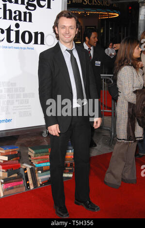 LOS ANGELES, CA. 30 octobre 2006 : Michael Sheen - qui joue Tony Blair dans 'The Queen' - au Los Angeles premiere de 'Stranger que la fiction'. Photo : Paul Smith / Featureflash Banque D'Images