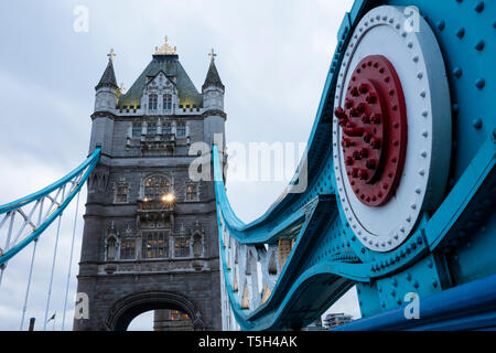 UK, Londres, Tower Bridge at Dusk Banque D'Images