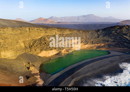 Espagne, Canaries, Lanzarote, vue aérienne d'El Golfo, Charco de los Clicos, Montana del Golfo, Lago Verde Banque D'Images