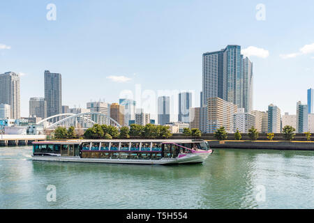 Le bateau-bus route, vue depuis les jardins Hamarikyu, Chuo-Ku, Tokyo, Japon Banque D'Images