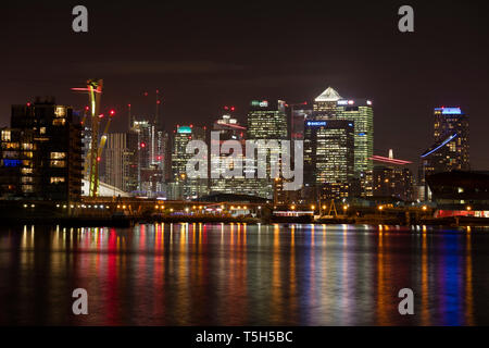 Royaume-uni, Angleterre, Londres, Docklands, Canary Wharf, la Tamise à nuit Banque D'Images