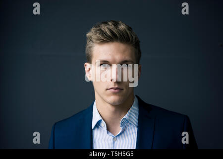 Portrait of young businessman sérieux Banque D'Images