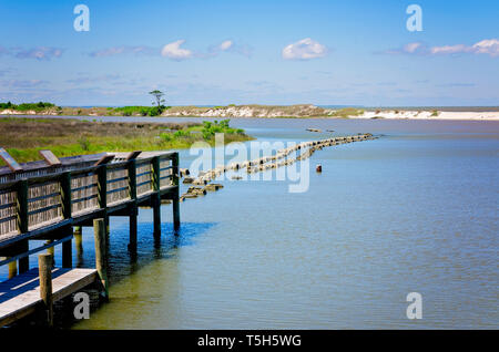 Les dispositifs d'atténuation de l'onde (WADS) sont submergées de protéger le point d'herbe vu Salt Marsh, le 14 avril 2019, à Dauphin Island, Alabama. Banque D'Images