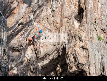 La Thaïlande, Krabi, Lao Liang, woman climbing dans Rock Wall Banque D'Images