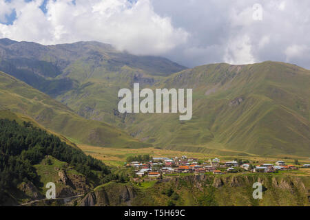 Vue sur montagnes du Caucase près de la Géorgie, pic Kazbek Banque D'Images