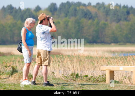 Les ornithologues amateurs à St Aidan's Nature Park Banque D'Images