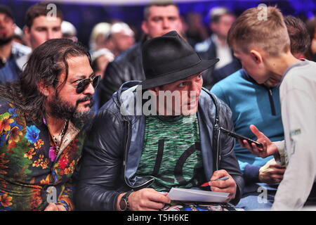 Ukraine's wonder boxe Champion du Monde Cruiserwght absolue, Londres2012, champion olympique Alex Usyk signe manuscrit pour un garçon au bord du ring, Palais des Sports de Kiev Banque D'Images