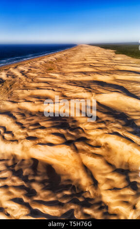 Surface érodée du vent des dunes de sable sur Stockton Beach Pacific Coast en Australie. Antenne élevée panorama vertical de haut en bas à l'horizon lointain et Banque D'Images