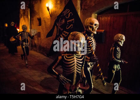 Verges, une petite ville dans le nord-est de la Catalogne (Espagne), à Pâques célèbre la Procession de verges avec squelettes dansant sur le son d'un Banque D'Images