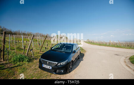 Ribeauvillé, France - Apr 19, 2019 - Vue avant du nouveau Peugeot 306 voiture garée dans le vignoble français de Ribeauville Banque D'Images