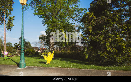 Alsace, France - Apr 19, 2019 : décoration de Pâques sur la rue du village avec Yellow bird accueil des visiteurs Banque D'Images