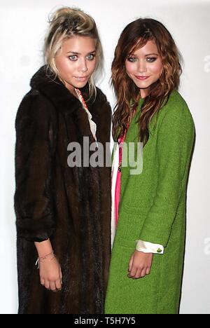 MARY-Kate Olsen et Ashley Olsen 2004 À OLYMPUS FASHION WEEK : MARC JACOBS COLLECTION PRINTEMPS 2005 AU PIER 54 À NEW YORK CITY Photo de John Barrett/PHOTOlink Banque D'Images