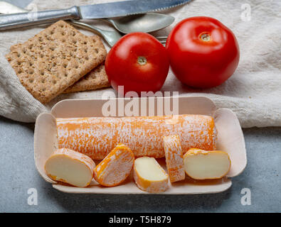 Fagotin avec fromage à croûte lavée de couleur orange fabriqué à partir de lait de vache dans des grottes de l'abbaye de Maredsous, Belgique close up Banque D'Images