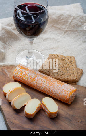 Fagotin avec fromage à croûte lavée de couleur orange fabriqué à partir de lait de vache dans des grottes de l'abbaye de Maredsous, Belgique close up Banque D'Images