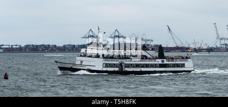 New York, USA - 15 octobre 2017 : La Statue de la liberté les bateaux de croisière sont à pleine capacité sur une chaude journée d'octobre. Banque D'Images