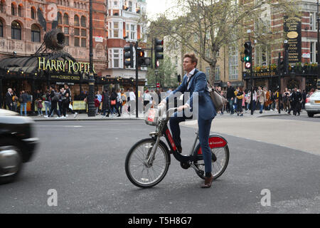 Costume Bleu de cycliste à Cambridge Circus, Londres. Angleterre, Royaume-Uni Banque D'Images