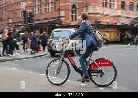 Costume Bleu de cycliste à Cambridge Circus, Londres. Angleterre, Royaume-Uni Banque D'Images