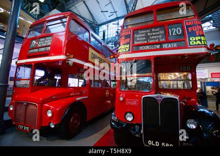 AEC Routemaster 1963 & 1950 AEC RT, double decker bus London, London Transport Museum, Londres, Angleterre Banque D'Images