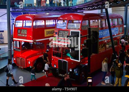 AEC Routemaster 1963 & 1950 AEC RT, double decker bus London, London Transport Museum, Londres, Angleterre Banque D'Images