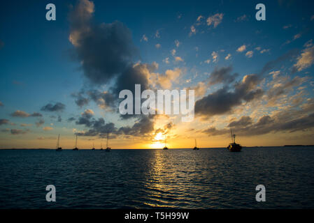 Voilier dans le coucher du soleil, Exuma, Bahamas Banque D'Images