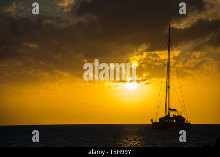 Voilier dans le coucher du soleil, Exuma, Bahamas Banque D'Images