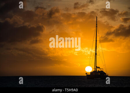 Voilier dans le coucher du soleil, Exuma, Bahamas Banque D'Images