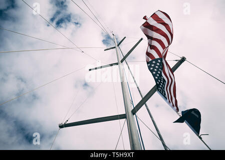 Brandir le drapeau américain dans le vent Banque D'Images