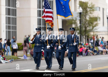 Wilmington, North Carolina, USA - 6 Avril 2019 : La Caroline du Festival des azalées, des membres de l'United States Air Force marchant portant l'Amer Banque D'Images