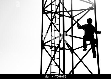 Silhouette d'un garçon sur un pylône radio Banque D'Images