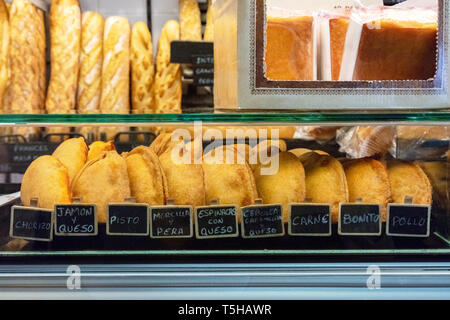 Une photo de empanadas, pâtisserie traditionnelle avec différentes garnitures, sur l'affichage à un marché d'alimentation Banque D'Images