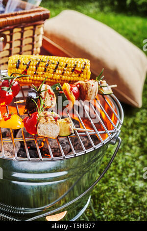 Barbecue avec viande et légumes grillées brochettes et godet sur grill. Pique-nique barbecue délicieux colorés Banque D'Images